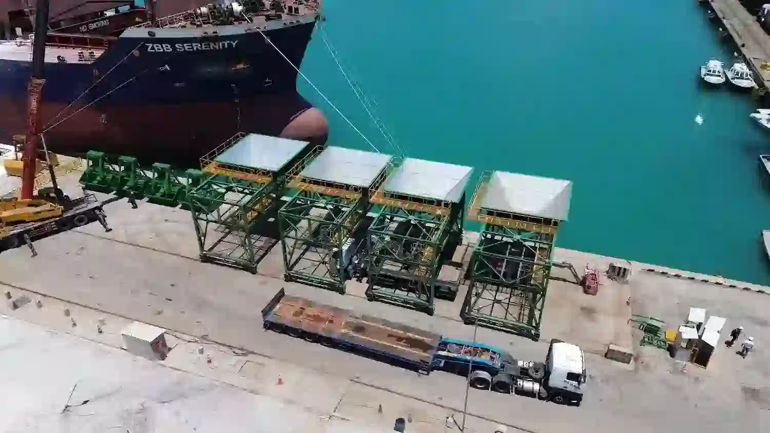 Imagem de porto com containers e guindastes