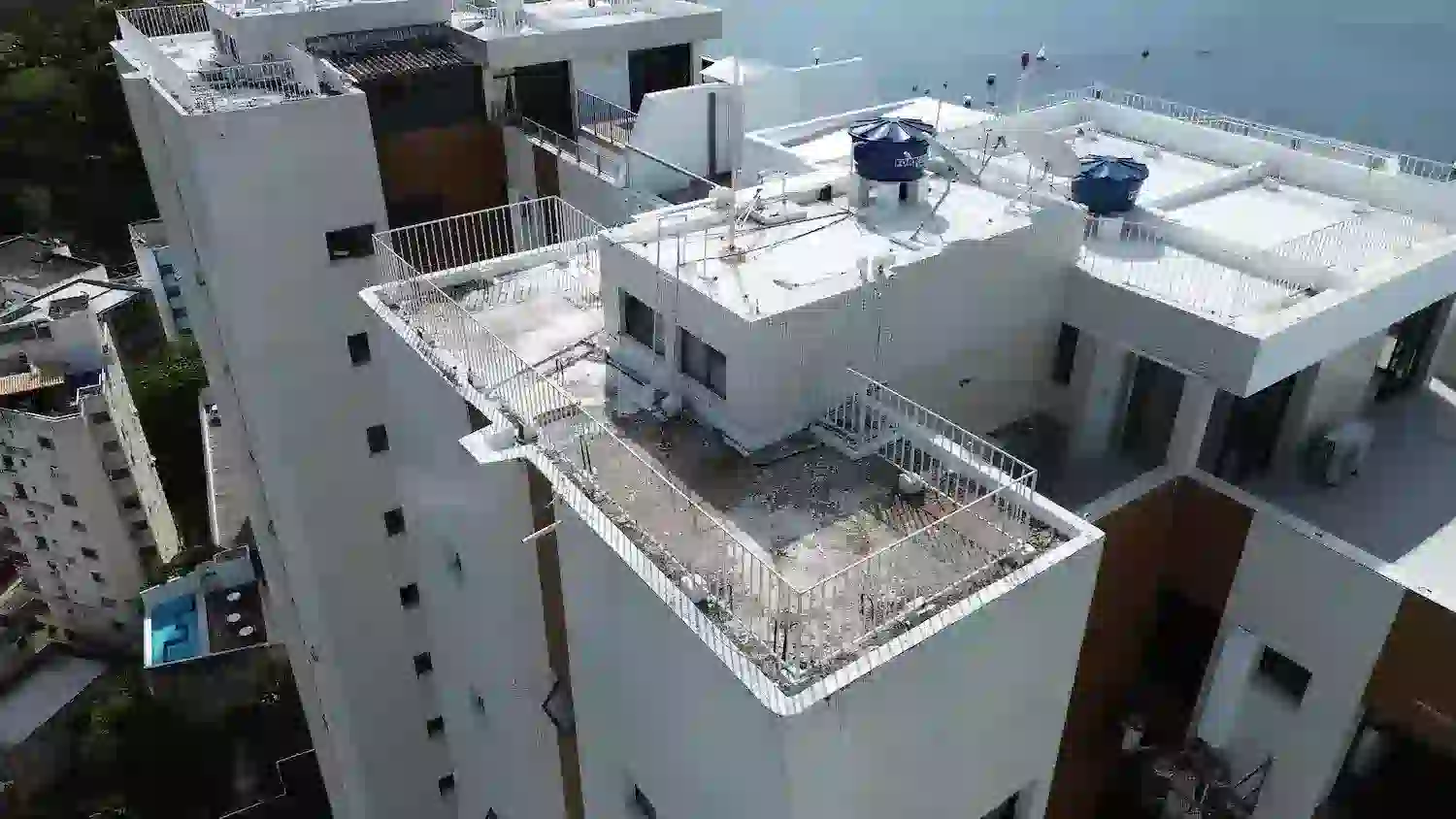 Imagem de construção predial com operários e máquinas