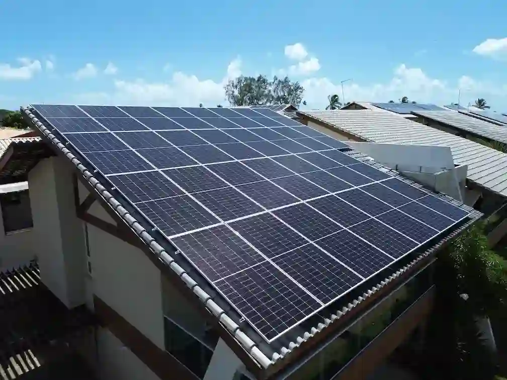 Imagem de infraestrutura energética com torres e instalações elétricas