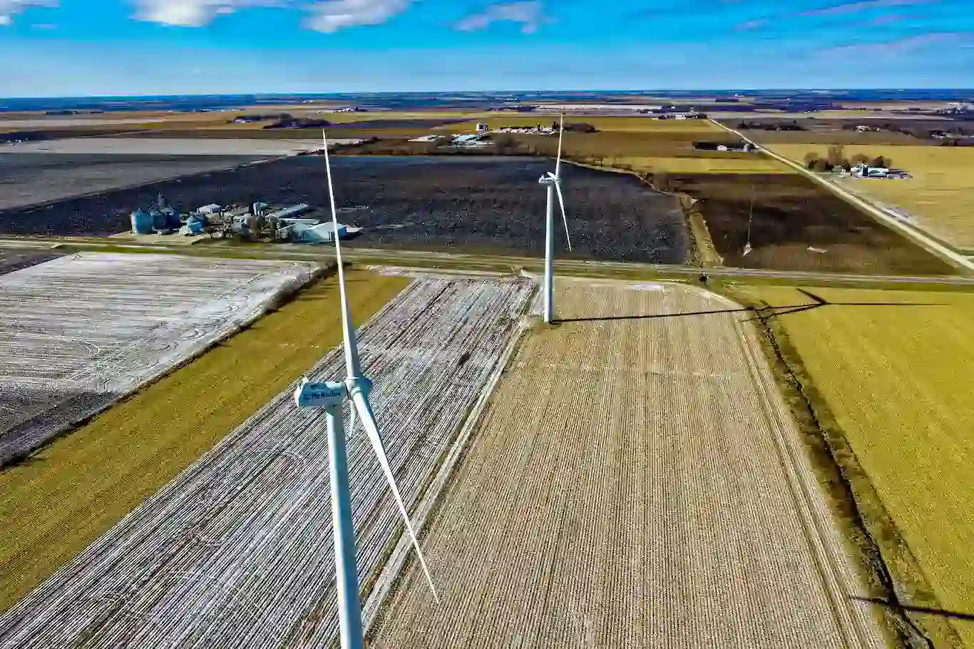Imagem de infraestrutura energética com torres e instalações elétricas